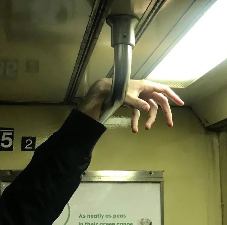 Bộ ảnh &quot;bàn tay trên tàu điện ngầm&quot;: Nhìn bàn tay, biết tâm trạng, tính cách - Ảnh 4.