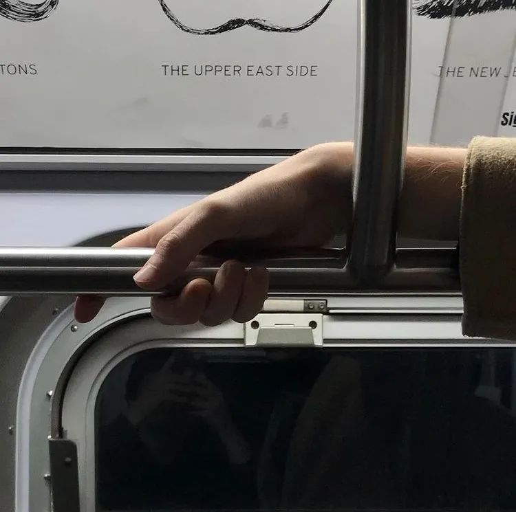 Bộ ảnh &quot;bàn tay trên tàu điện ngầm&quot;: Nhìn bàn tay, biết tâm trạng, tính cách - Ảnh 5.