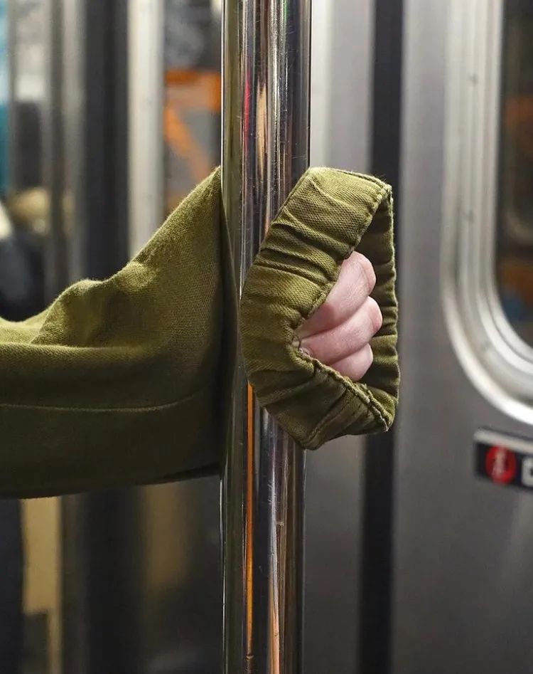 Bộ ảnh &quot;bàn tay trên tàu điện ngầm&quot;: Nhìn bàn tay, biết tâm trạng, tính cách - Ảnh 8.