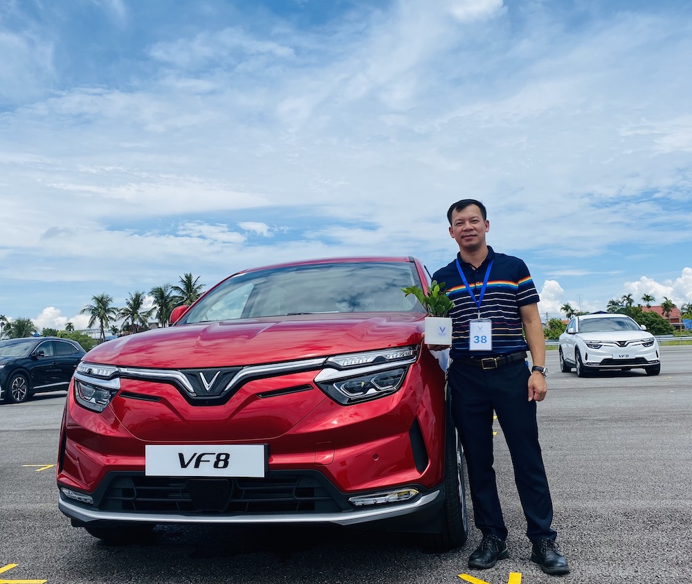 Khách hàng tấm tắc khi VinFast bàn giao lô xe VF 8 đầu tiên trước hạn 2 ...