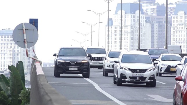 Hàng loạt tài xế dính phạt, tước giấy phép lái xe vì đi vào làn dừng xe khẩn cấp trên cao tốc - Ảnh 2.