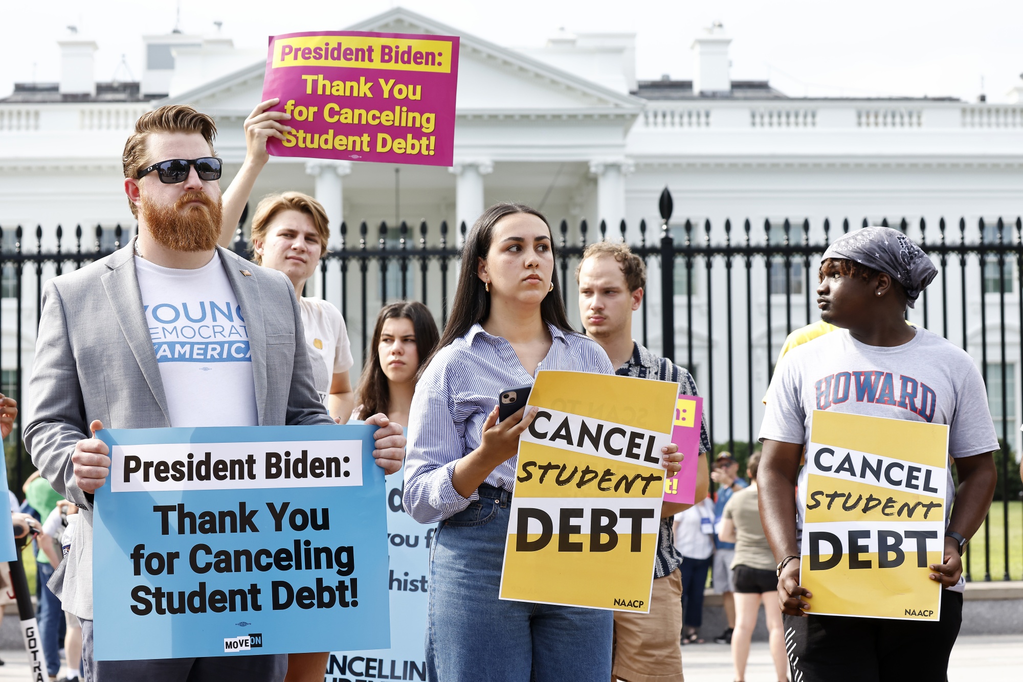 Quyết định xóa nợ sinh viên của nước Mỹ liệu có thể giải quyết khủng hoảng học phí? - Ảnh 1.