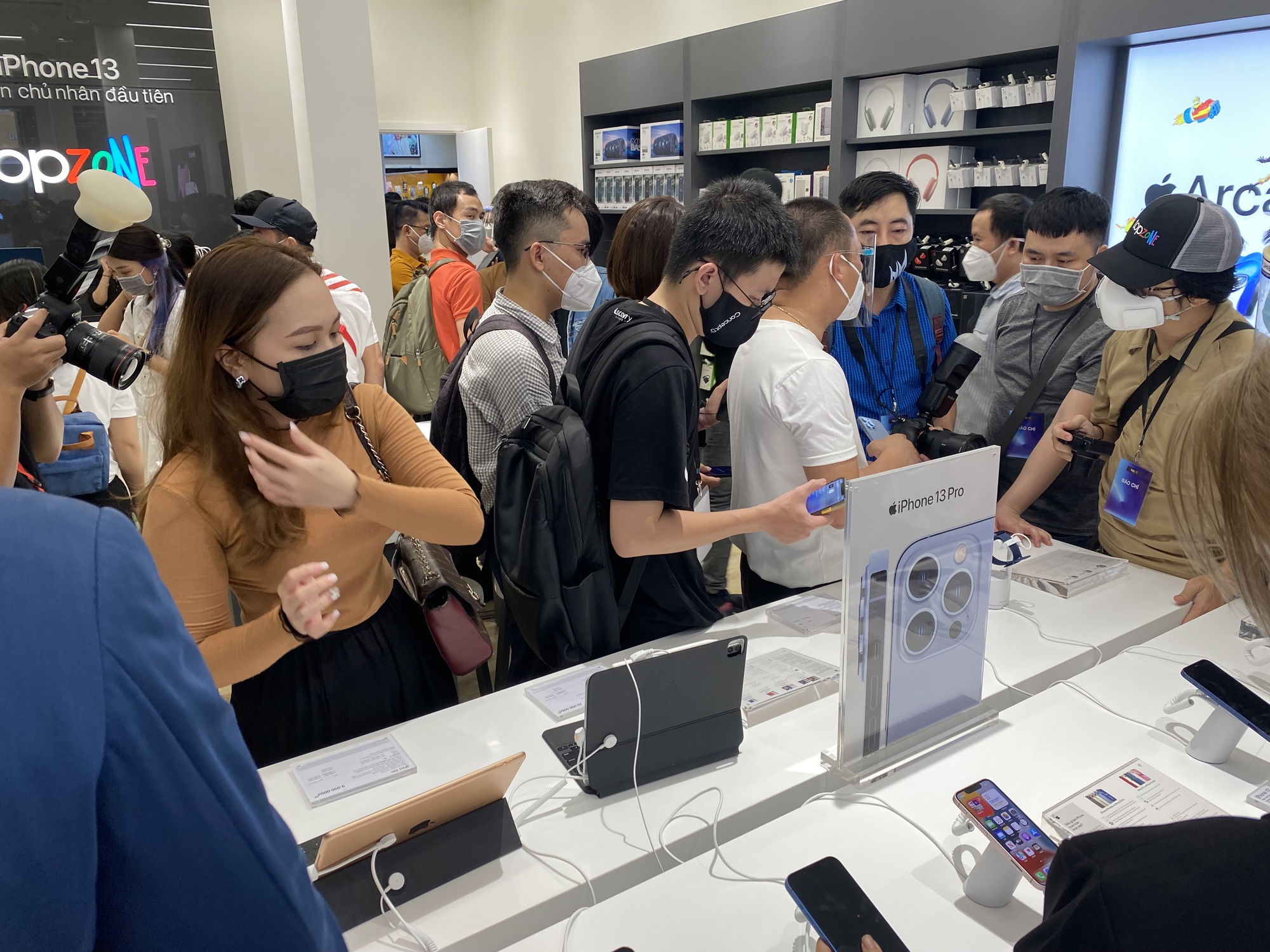 Vì sao iPhone 14 ở Việt Nam bán trễ hơn Singapore, Thái Lan? - Ảnh 1.