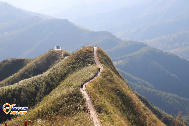 Vùng núi cheo leo ở Quảng Ninh, được mệnh danh là 1 trong những nơi khó đi nhất Việt Nam - Ảnh 2.