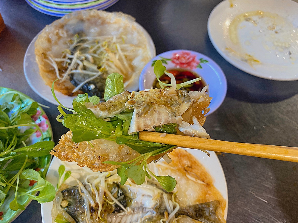 Bánh khoái cá kình trứ danh: Muốn ăn thì tự mua nguyên liệu đến chủ quán sẽ  chế biến