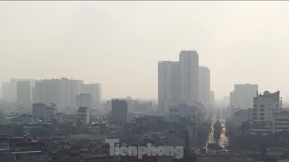 Không khí nhiều nơi ở Hà Nội ô nhiễm nặng - Ảnh 2.