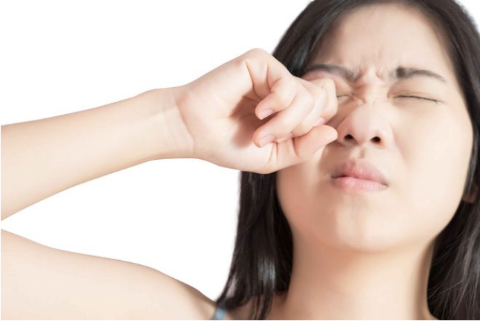 Nhiều người làm động tác này để giảm mỏi mắt mà không biết có thể gây biến dạng nhãn cầu - Ảnh 1.