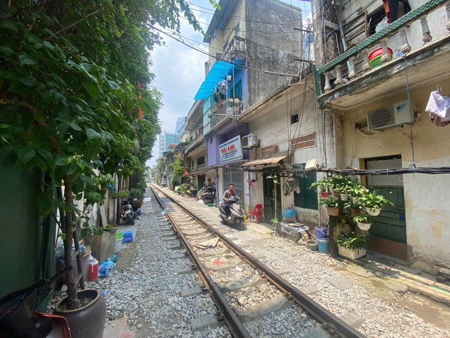 Hà Nội dẹp bỏ cà phê ven đường tàu ở phường Điện Biên - Ảnh 1.
