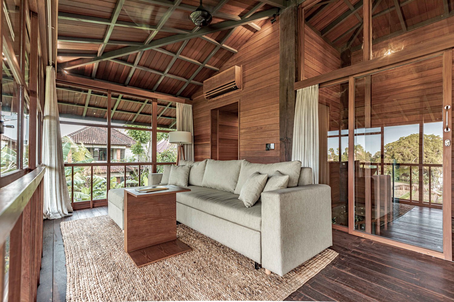 Ngôi nhà gỗ hình cái cây độc đáo ở Bali, nằm lọt thỏm giữa khu vườn nhiệt đới đầy bình yên - Ảnh 2.