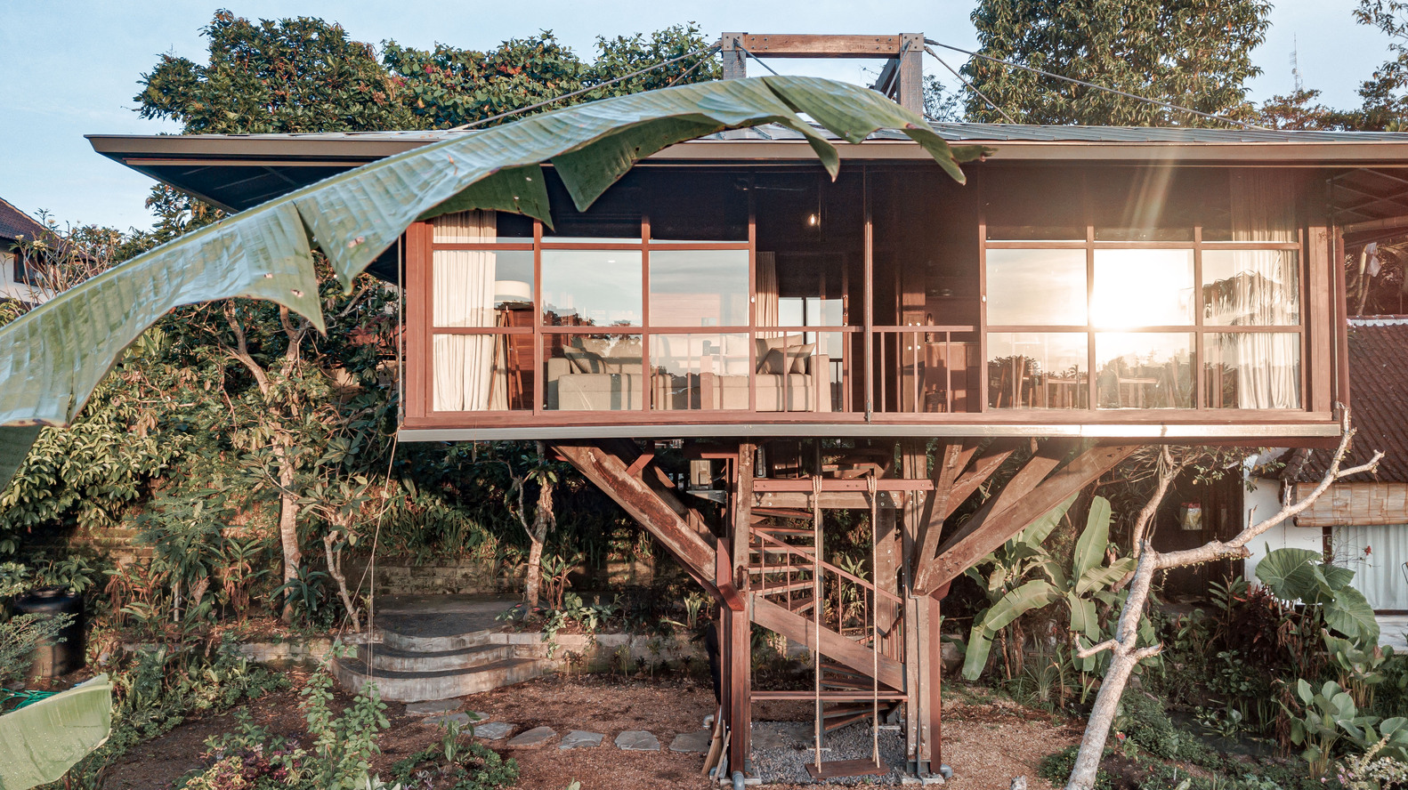 Ngôi nhà gỗ hình cái cây độc đáo ở Bali, nằm lọt thỏm giữa khu vườn nhiệt đới đầy bình yên - Ảnh 1.
