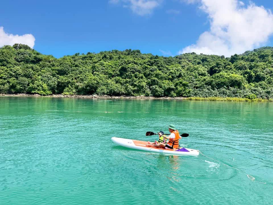 Cả gia đình rủ nhau du lịch biển đảo tại Cô Tô để tận hưởng phút giây thảnh thơi, hoà mình vào thiên nhiên - Ảnh 1.