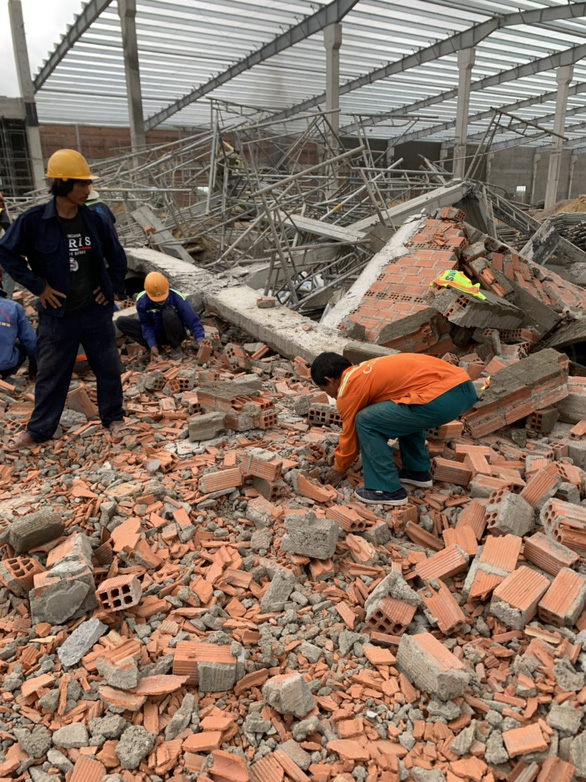 Vụ sập tường nhà máy đang xây: Hỗ trợ gia đình có nạn nhân tử vong 5 triệu đồng/người - Ảnh 2.