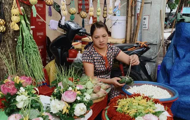 Hàng hoa gói có tuổi đời hơn 70 năm tại Hà Nội - Ảnh 9. Hàng hoa gói có tuổi đời hơn 70 năm tại Hà Nội - Ảnh 9.