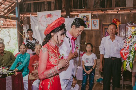 Khách Tây thích thú đúc kết cẩm nang đi ăn cưới ở Việt Nam - Ảnh 1.