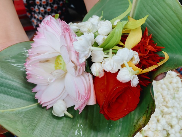 Hàng hoa gói có tuổi đời hơn 70 năm tại Hà Nội - Ảnh 7. Hàng hoa gói có tuổi đời hơn 70 năm tại Hà Nội - Ảnh 7.