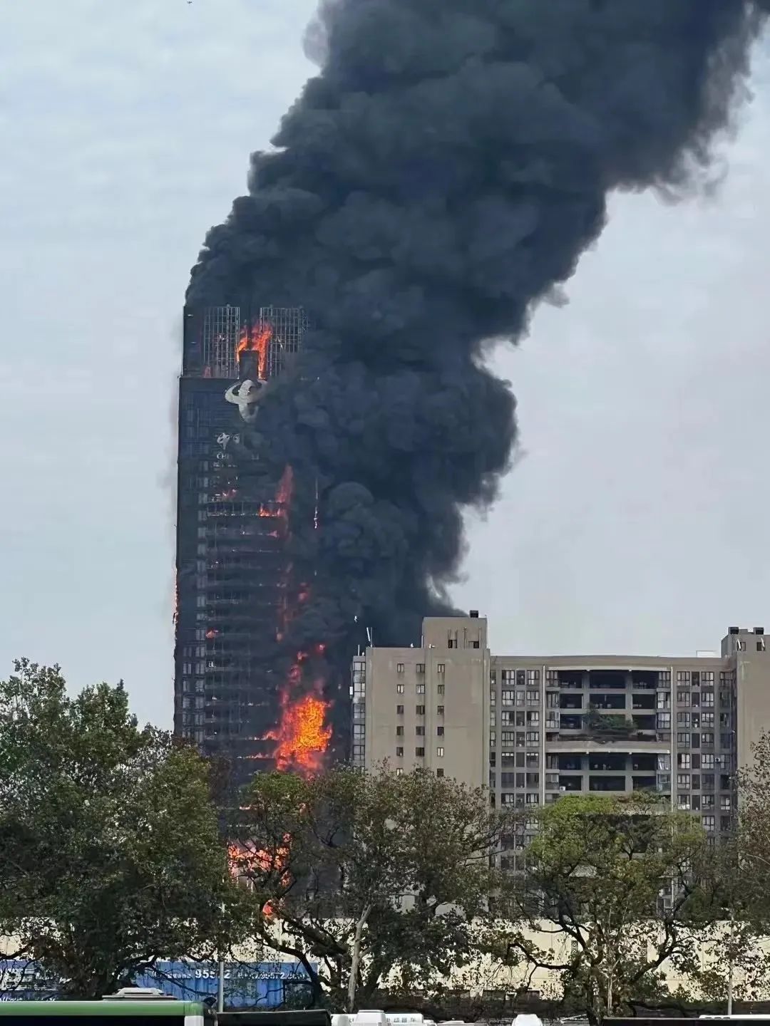 Toàn cảnh vụ cháy tòa nhà 42 tầng ở Trung Quốc - Ảnh 2.