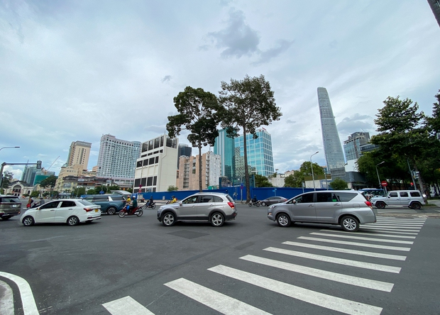  Toàn cảnh đường Lê Lợi ở TP.HCM nhộn nhịp xe cộ, tấp nập du khách đi bộ sau 8 năm bị rào chắn - Ảnh 12.