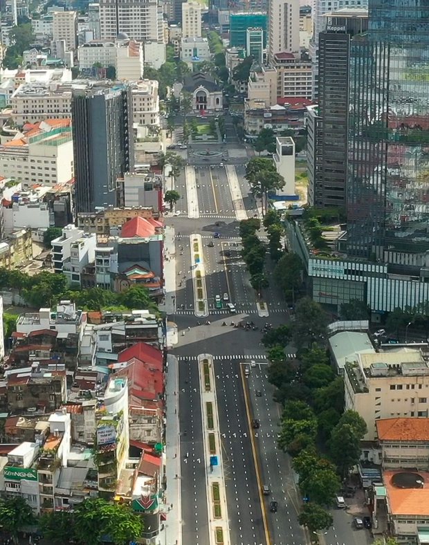  Toàn cảnh đường Lê Lợi ở TP.HCM nhộn nhịp xe cộ, tấp nập du khách đi bộ sau 8 năm bị rào chắn - Ảnh 4.