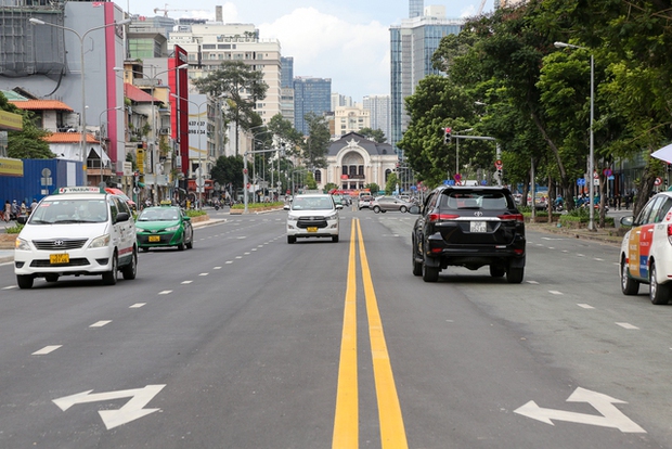  Toàn cảnh đường Lê Lợi ở TP.HCM nhộn nhịp xe cộ, tấp nập du khách đi bộ sau 8 năm bị rào chắn - Ảnh 20.