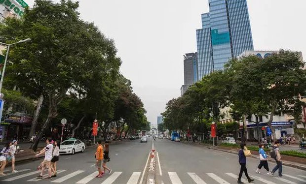  Toàn cảnh đường Lê Lợi ở TP.HCM nhộn nhịp xe cộ, tấp nập du khách đi bộ sau 8 năm bị rào chắn - Ảnh 18.