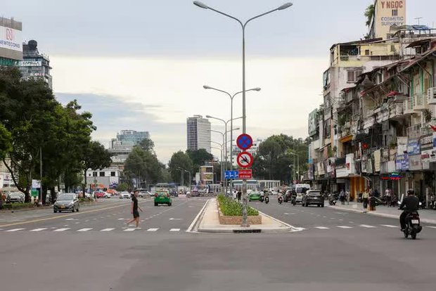  Toàn cảnh đường Lê Lợi ở TP.HCM nhộn nhịp xe cộ, tấp nập du khách đi bộ sau 8 năm bị rào chắn - Ảnh 17.