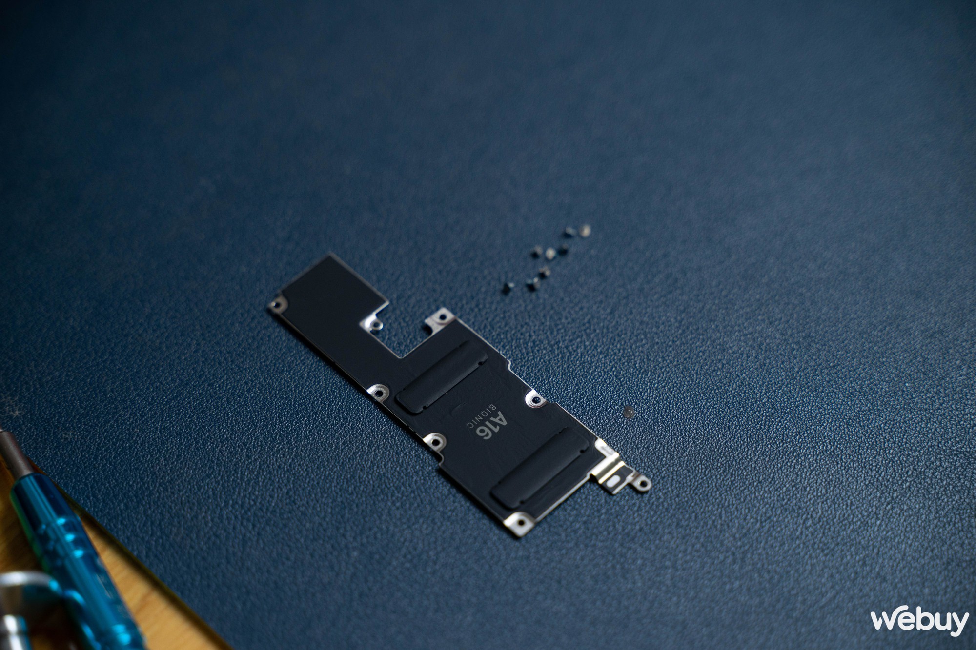 Mổ bụng iPhone 14 Pro Max tại Việt Nam: Smartphone đầu tiên của Apple với màn hình "đục lỗ" - Ảnh 9. Mổ bụng iPhone 14 Pro Max tại Việt Nam: Smartphone đầu tiên của Apple với màn hình "đục lỗ" - Ảnh 9.