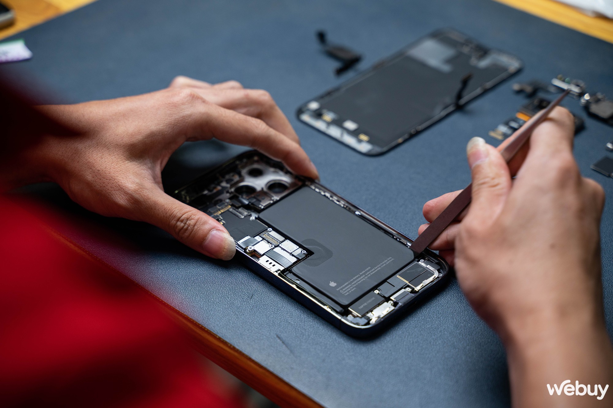 Mổ bụng iPhone 14 Pro Max tại Việt Nam: Smartphone đầu tiên của Apple với màn hình &quot;đục lỗ&quot; - Ảnh 7.