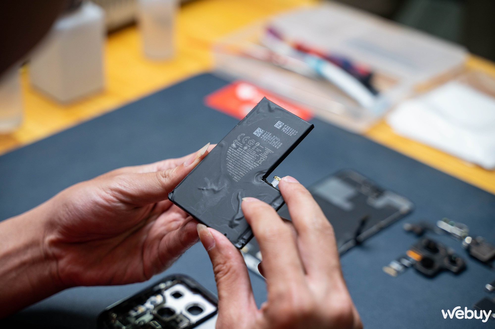 Mổ bụng iPhone 14 Pro Max tại Việt Nam: Smartphone đầu tiên của Apple với màn hình "đục lỗ" - Ảnh 8. Mổ bụng iPhone 14 Pro Max tại Việt Nam: Smartphone đầu tiên của Apple với màn hình "đục lỗ" - Ảnh 8.