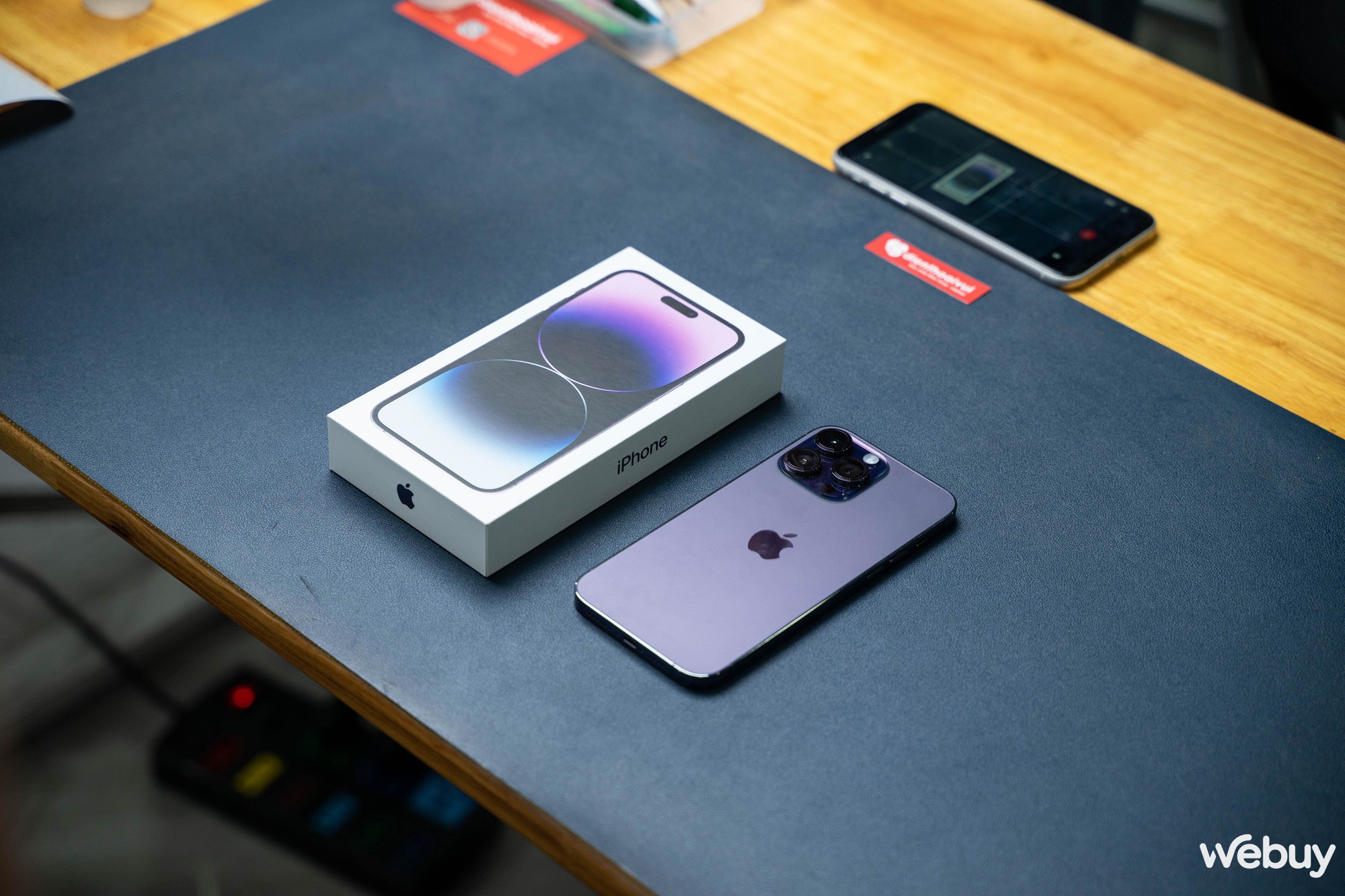 Mổ bụng iPhone 14 Pro Max tại Việt Nam: Smartphone đầu tiên của Apple với màn hình "đục lỗ" - Ảnh 1. Mổ bụng iPhone 14 Pro Max tại Việt Nam: Smartphone đầu tiên của Apple với màn hình "đục lỗ" - Ảnh 1.
