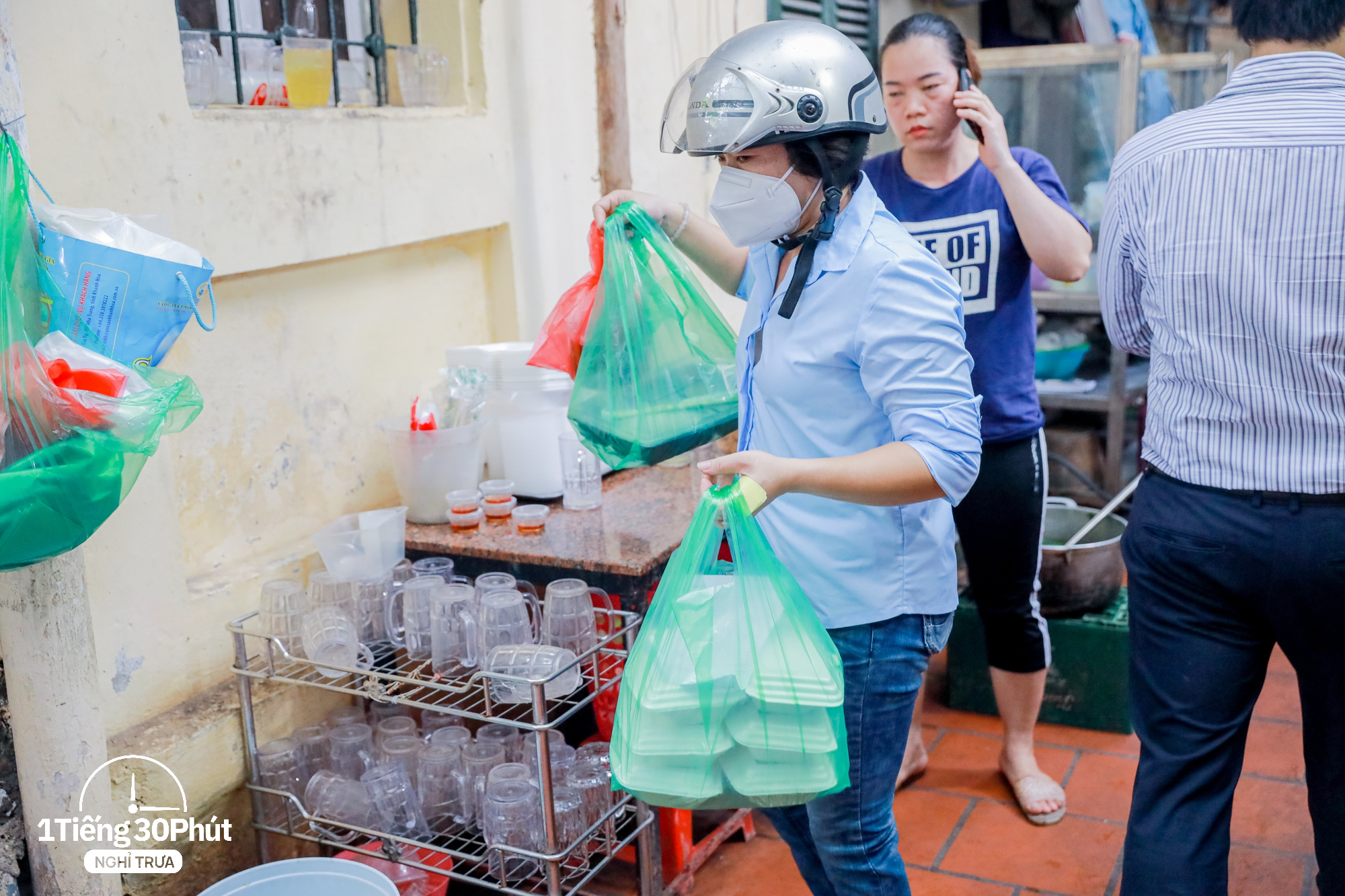 Quán cơm vỉa hè được xem là tụ điểm giờ nghỉ trưa của các sếp và dân văn phòng thu nhập khá trở lên - Ảnh 10.