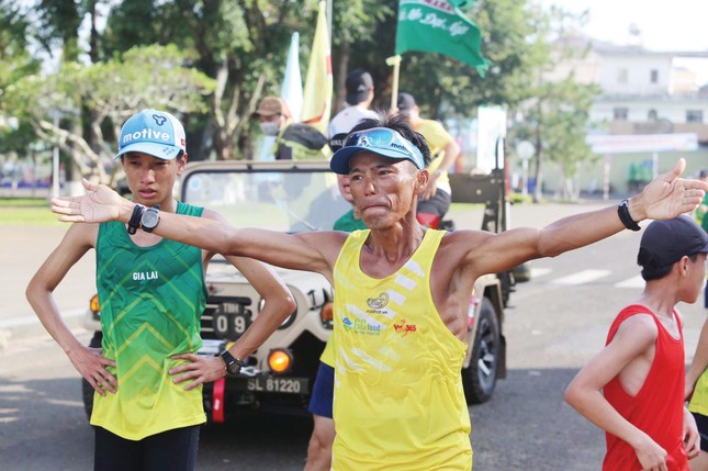 ‘Dị nhân’ ăn mì tôm vô địch Marathon - Ảnh 1.