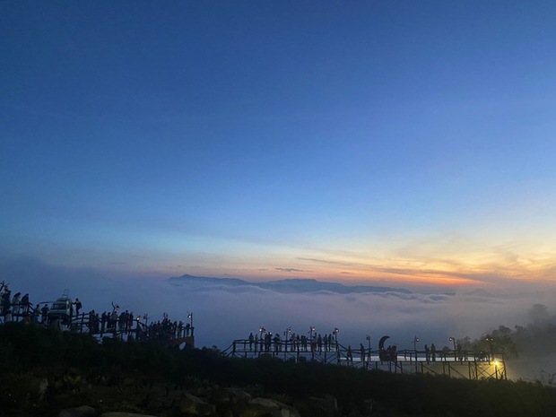 Đà Lạt sáng 2/9: Đông nghịt du khách 'săn' biển mây đẹp mê hồn - Ảnh 8.