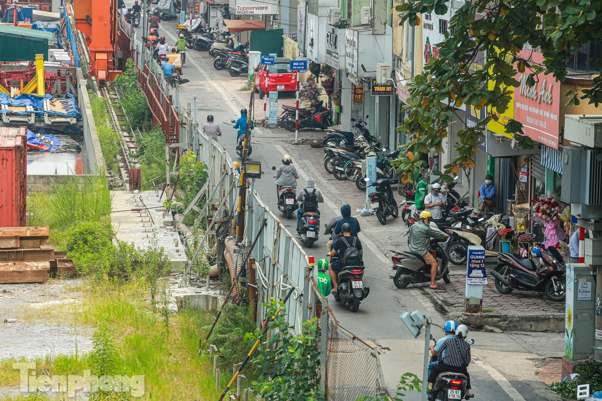 Cỏ mọc um tùm trên công trường metro Nhổn - ga Hà Nội chậm tiến độ - Ảnh 12.