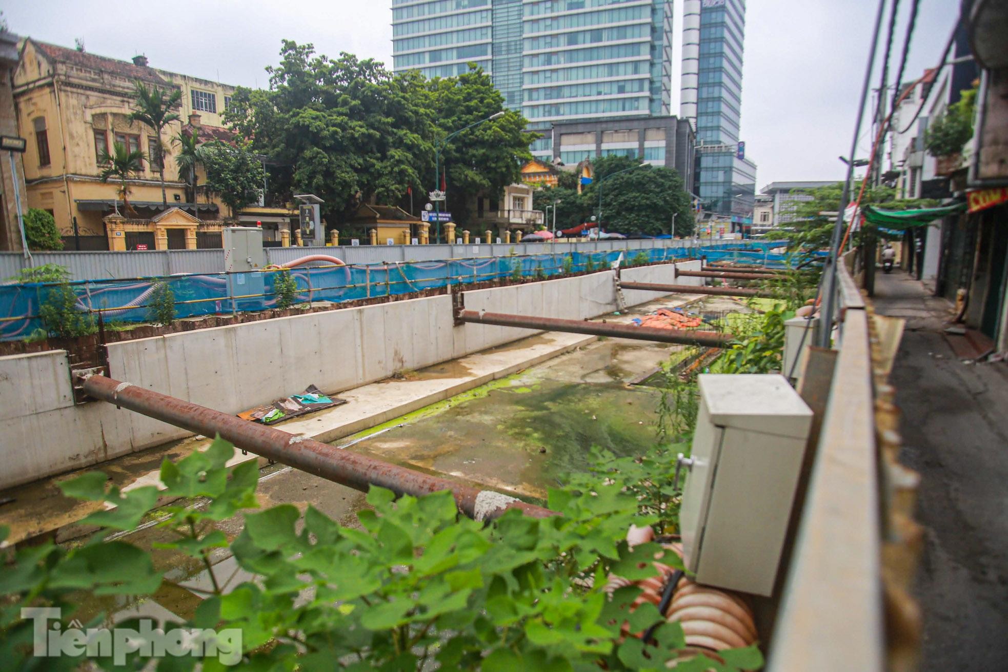 Cỏ mọc um tùm trên công trường metro Nhổn - ga Hà Nội chậm tiến độ - Ảnh 2.