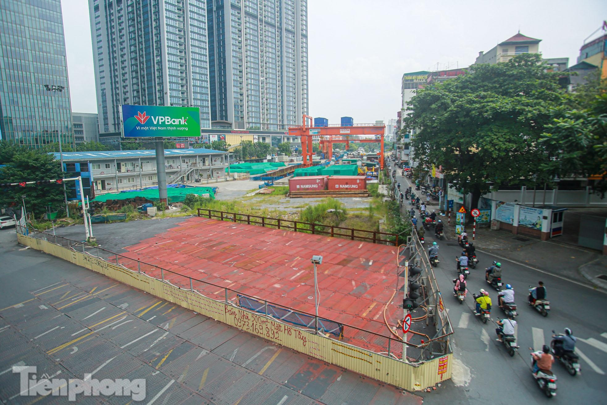 Cỏ mọc um tùm trên công trường metro Nhổn - ga Hà Nội chậm tiến độ - Ảnh 6.