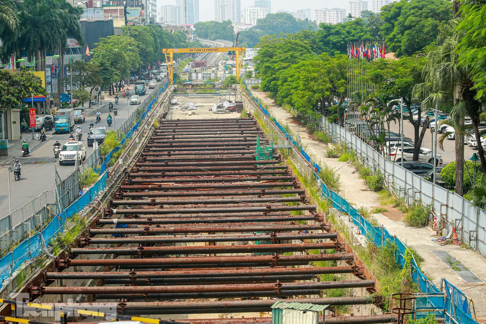 Cỏ mọc um tùm trên công trường metro Nhổn - ga Hà Nội chậm tiến độ - Ảnh 7.