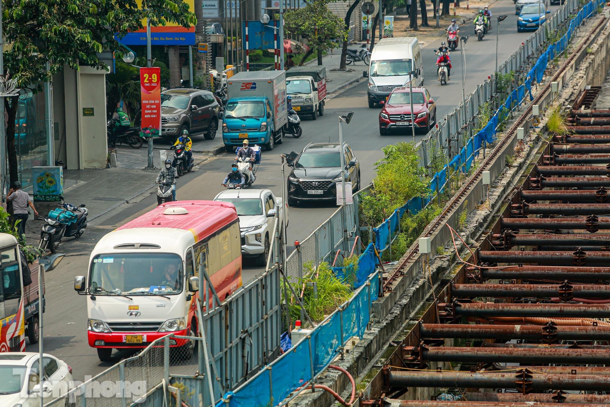 Cỏ mọc um tùm trên công trường metro Nhổn - ga Hà Nội chậm tiến độ - Ảnh 9.