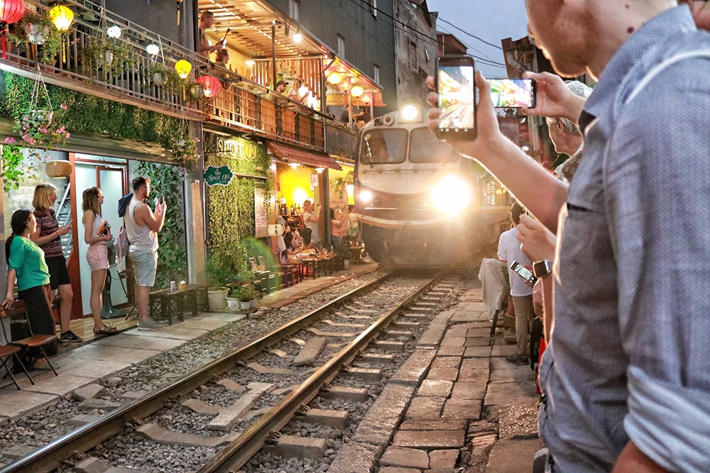 Chẳng cần đến sát đường ray, có những nơi khác ở Hà Nội có thể ngắm tàu hỏa chạy an toàn hơn - Ảnh 4.