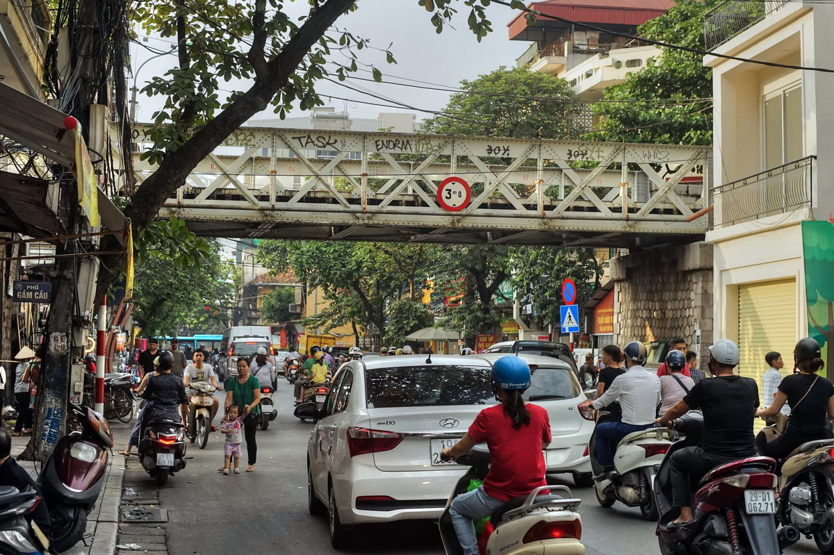 Chẳng cần đến sát đường ray, có những nơi khác ở Hà Nội có thể ngắm tàu hỏa chạy an toàn hơn - Ảnh 9.