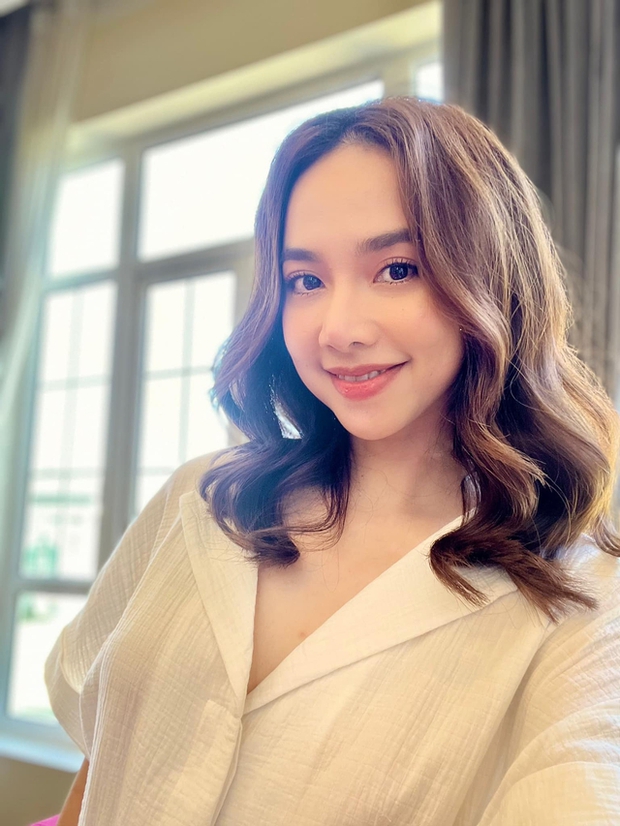 Nữ diễn viên từng đỗ thủ khoa và học thạc sĩ ở Anh: Nhan sắc thăng hạng còn cuộc sống ra sao? - Ảnh 10. Nữ diễn viên từng đỗ thủ khoa và học thạc sĩ ở Anh: Nhan sắc thăng hạng còn cuộc sống ra sao? - Ảnh 10.