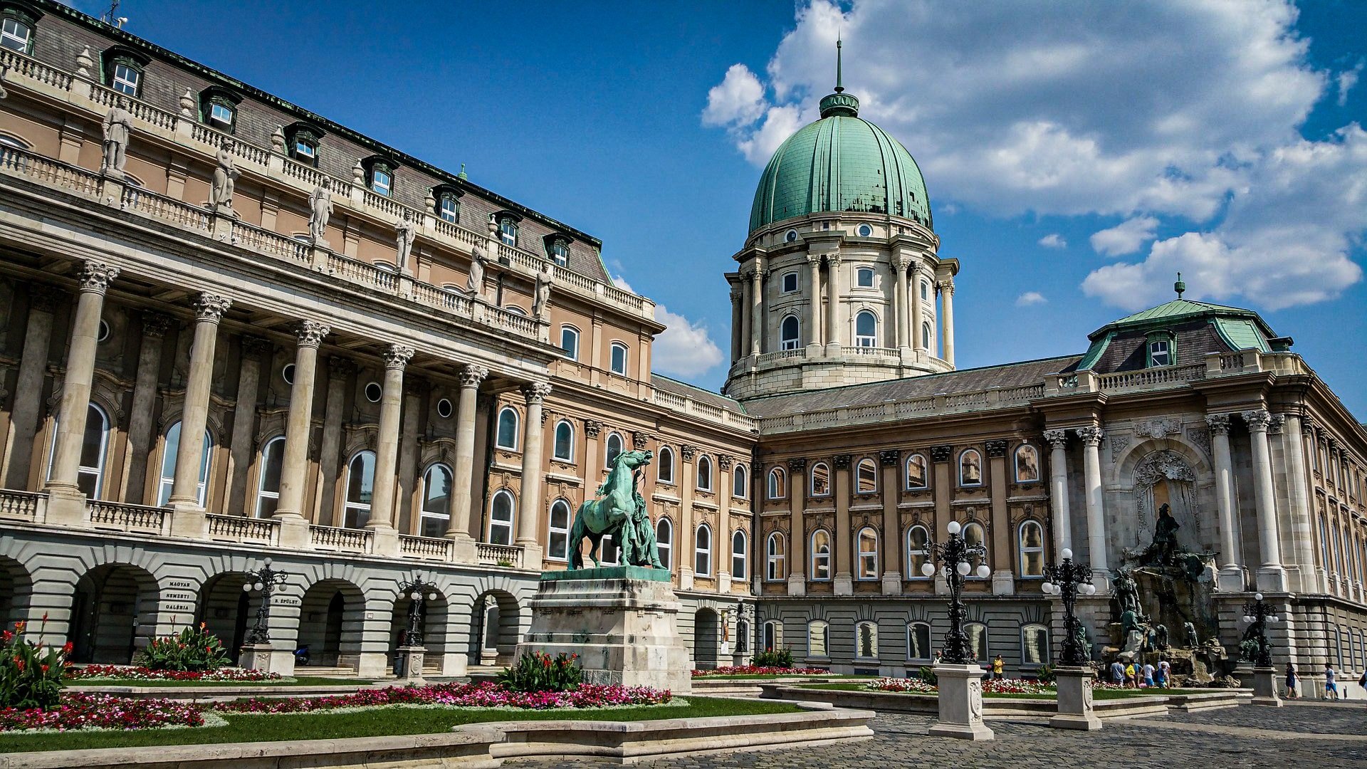 Palais-de-Budavár-Château-de-Buda-Budapest.jpg