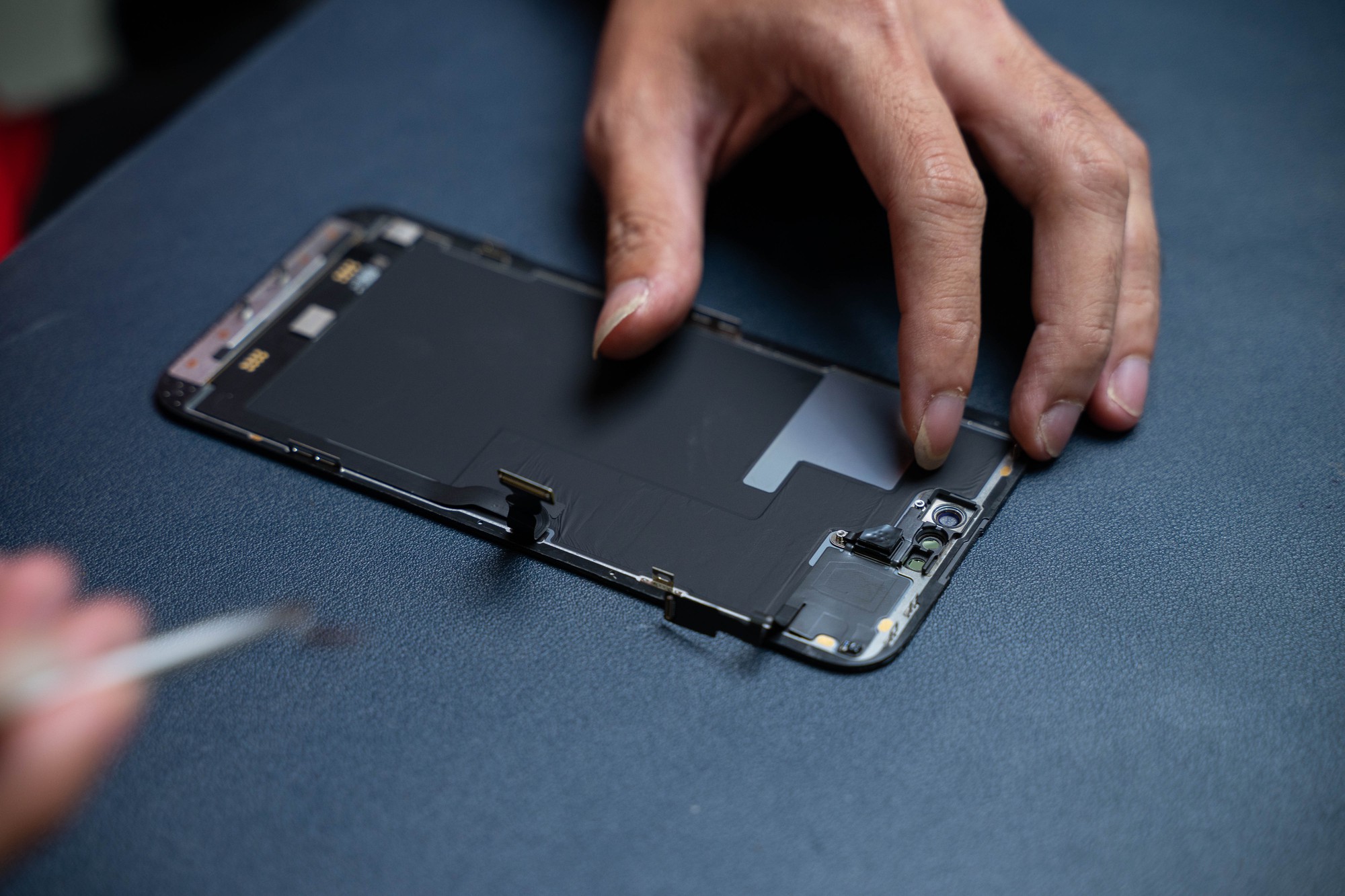 Tháo tung iPhone 14 Pro Max phát hiện chi tiết dễ gặp lỗi và thông số Apple chưa công bố - Ảnh 6.