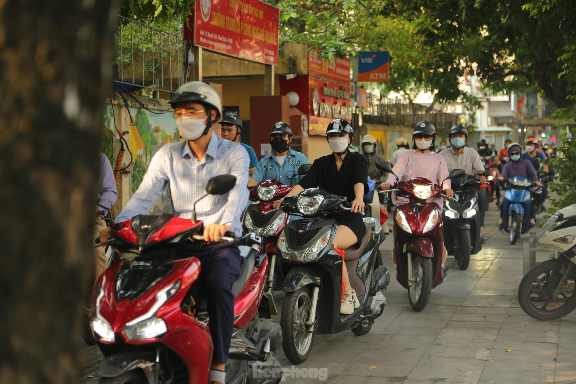 Cảnh ùn tắc kéo dài vẫn diễn ra sau khi phân làn đường Nguyễn Trãi - Ảnh 9.