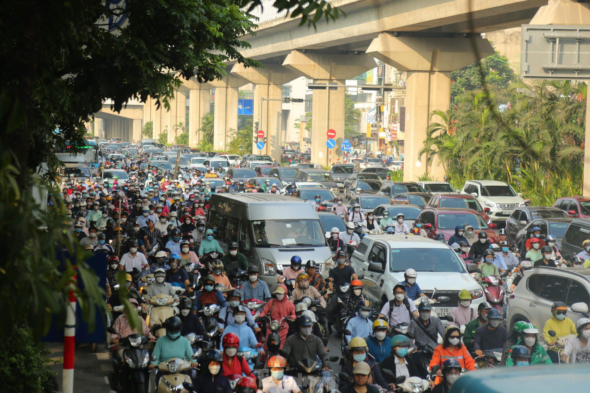 Cảnh ùn tắc kéo dài vẫn diễn ra sau khi phân làn đường Nguyễn Trãi - Ảnh 2.
