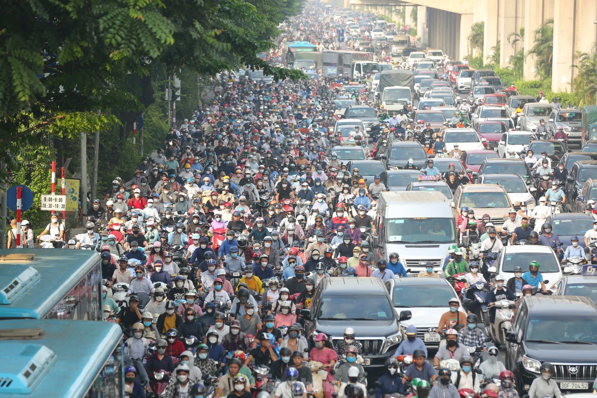 Cảnh ùn tắc kéo dài vẫn diễn ra sau khi phân làn đường Nguyễn Trãi - Ảnh 1.