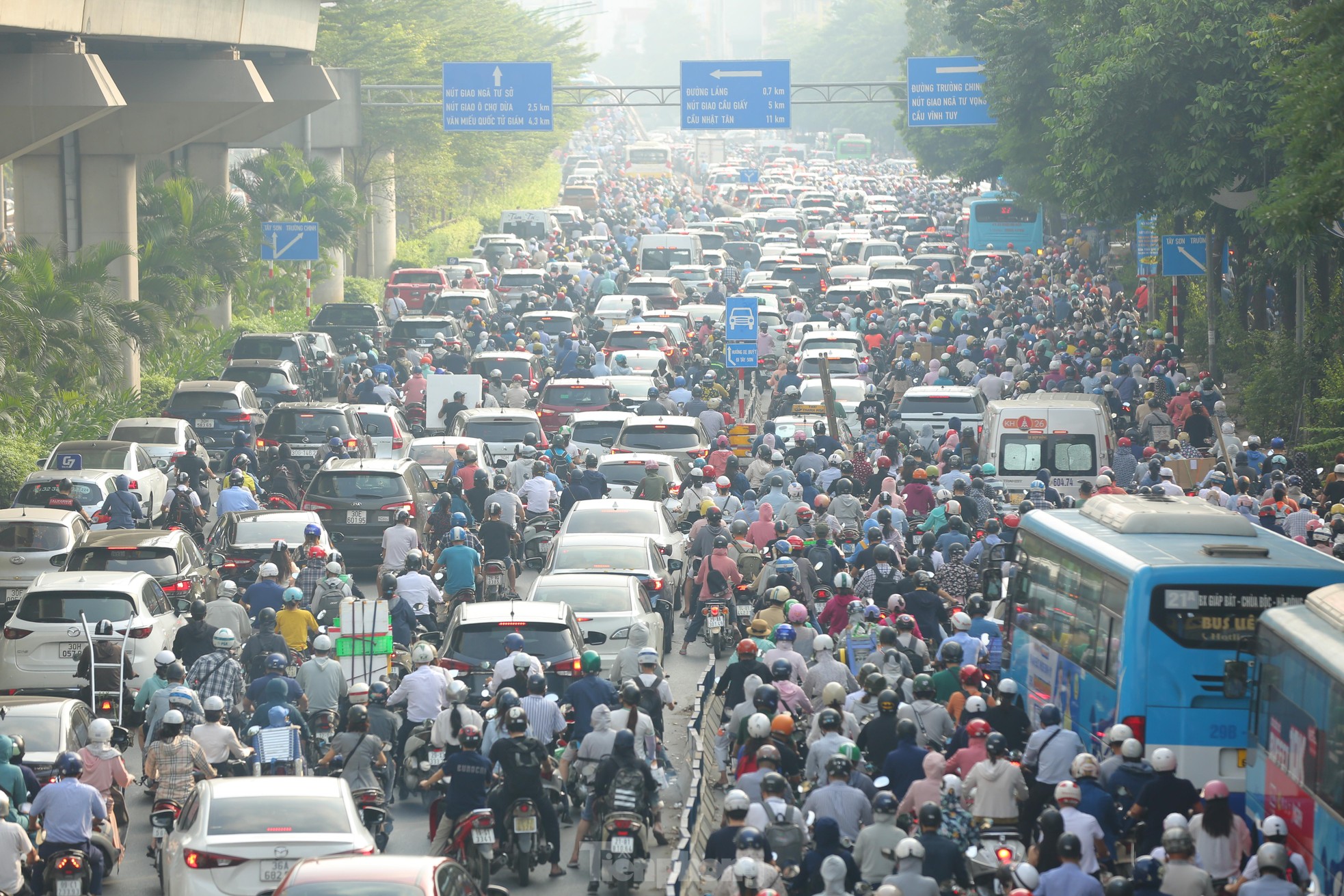 Cảnh ùn tắc kéo dài vẫn diễn ra sau khi phân làn đường Nguyễn Trãi - Ảnh 8.