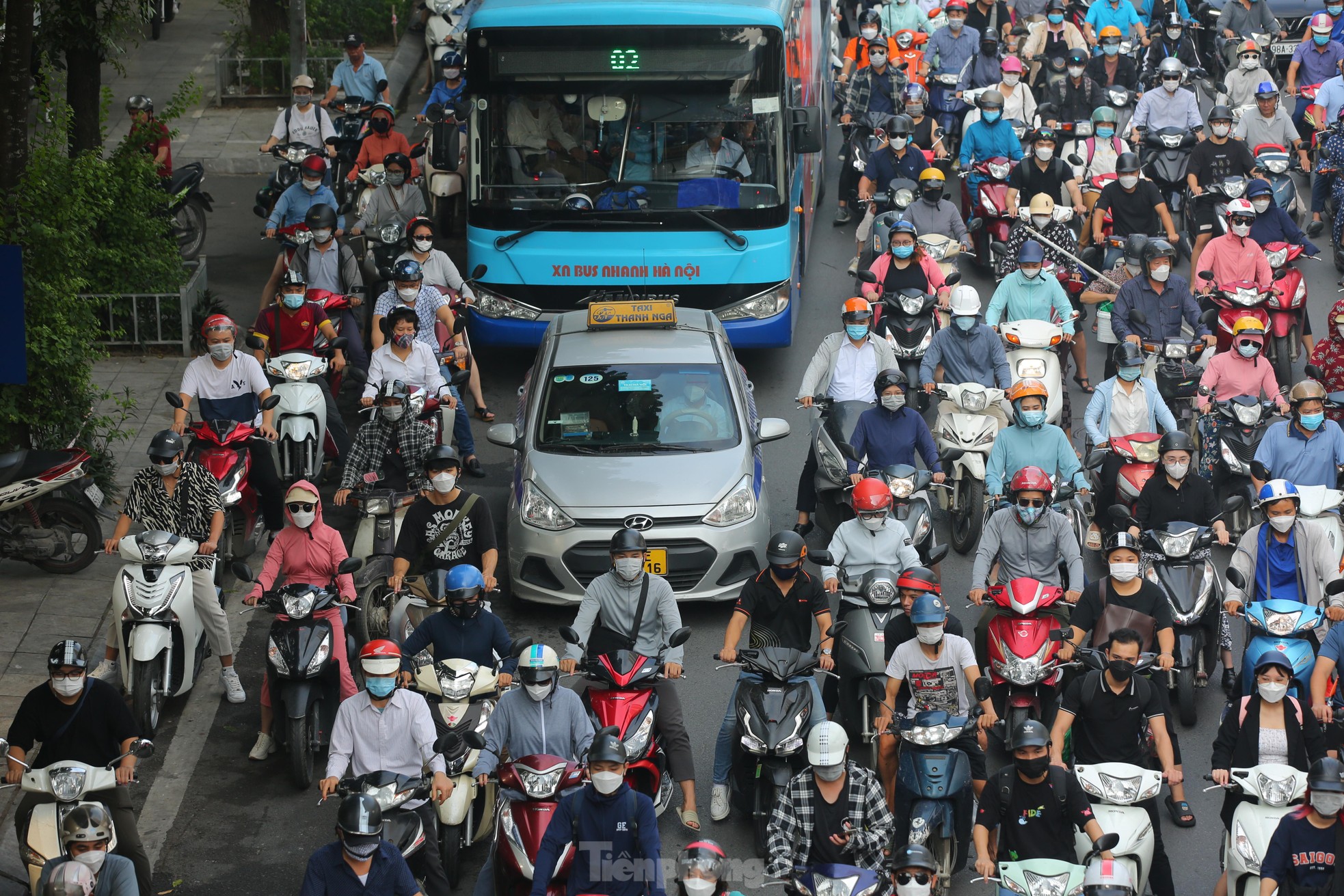 Cảnh ùn tắc kéo dài vẫn diễn ra sau khi phân làn đường Nguyễn Trãi - Ảnh 6.