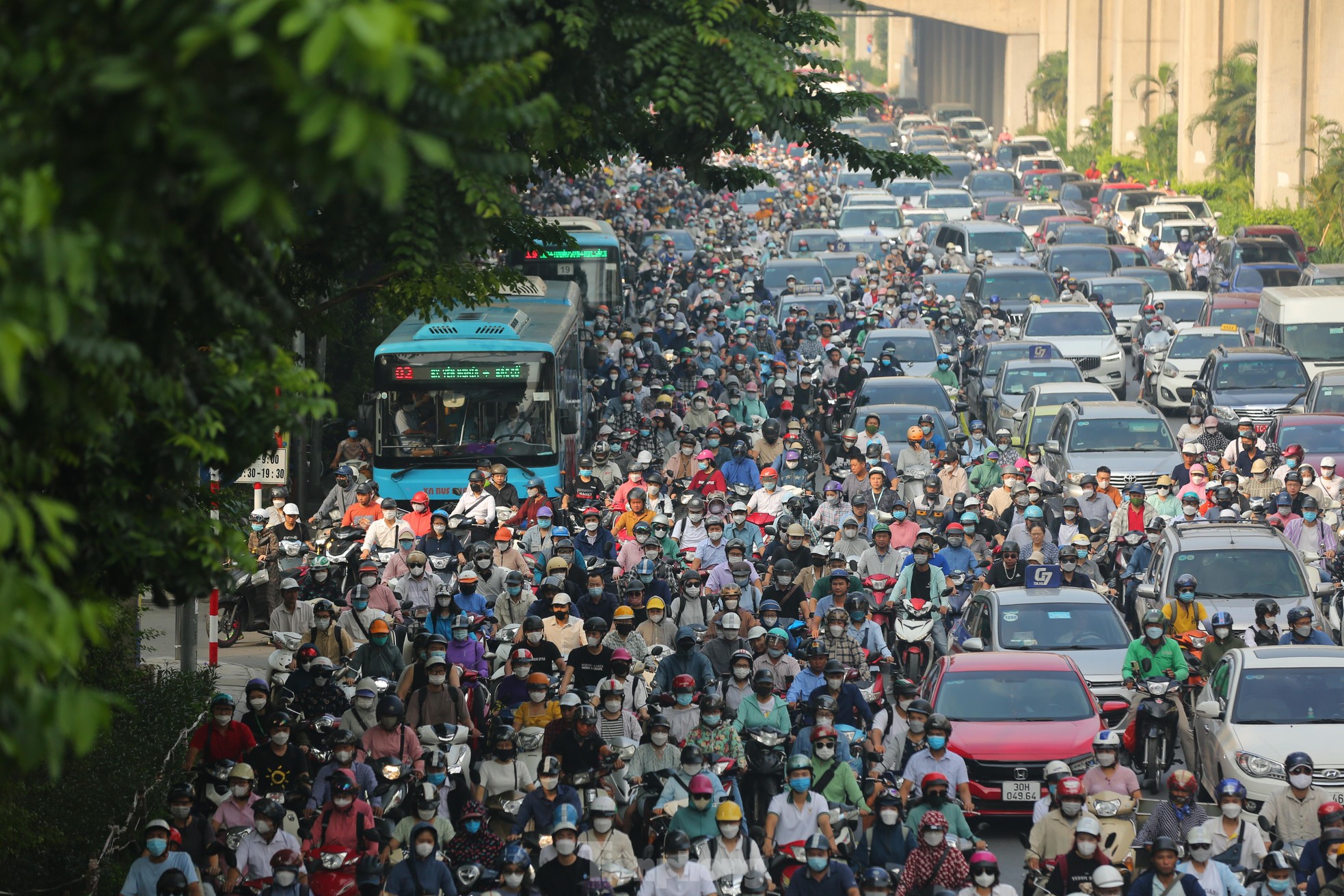 Cảnh ùn tắc kéo dài vẫn diễn ra sau khi phân làn đường Nguyễn Trãi - Ảnh 5.