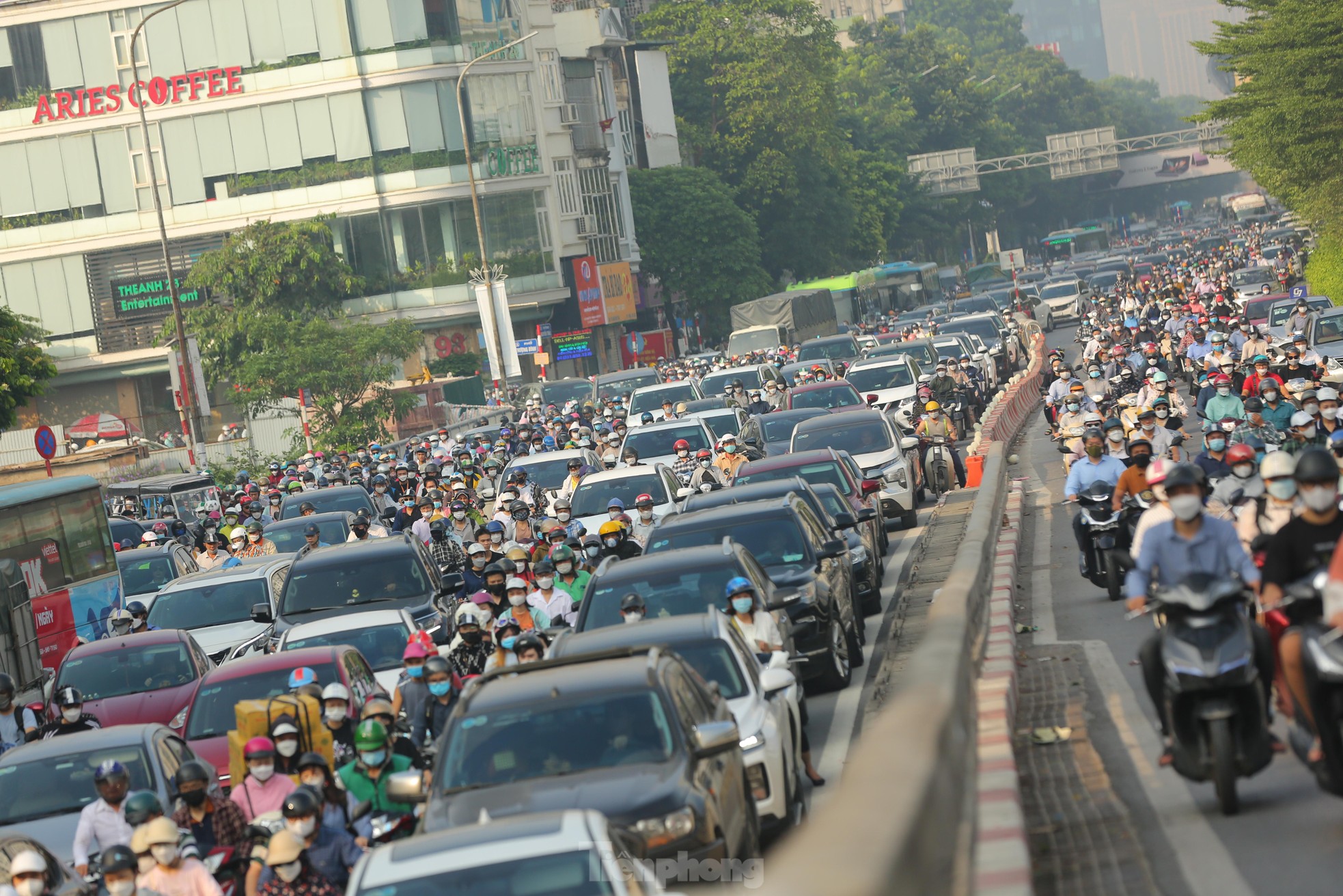Cảnh ùn tắc kéo dài vẫn diễn ra sau khi phân làn đường Nguyễn Trãi - Ảnh 10.