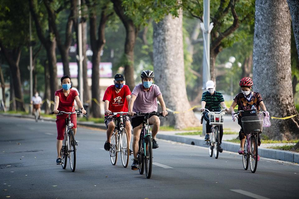 Làn đường riêng cho xe đạp ở Hà Nội: Chủ trương tiến bộ nhưng phải có lộ trình - Ảnh 1.